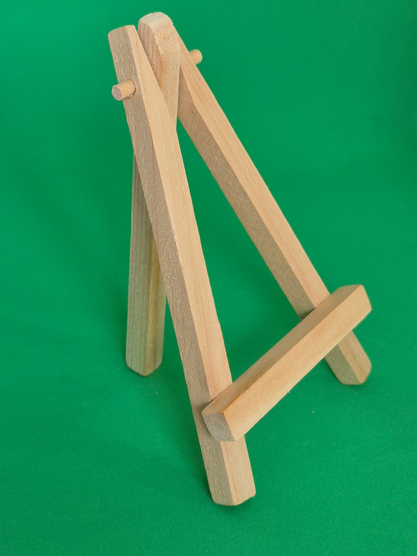 Small easel for magnet display